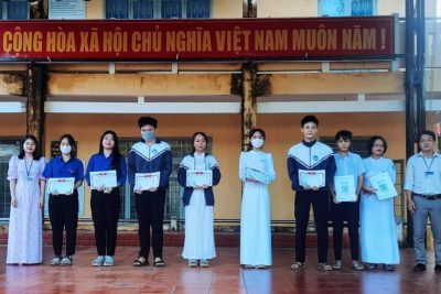 Đoàn trường trao tặng giấy khen và tiền thưởng cho tập thể và cá nhân đã đạt thành tích xuất sắc trong thực hiện Kế hoạch “Điểm tốt” kỷ niệm 41 năm Ngày Nhà giáo Việt Nam (20/11/1982 – 20/11/2023)