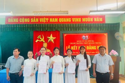 LỄ KẾT NẠP ĐẢNG VIÊN MỚI – NIỀM TỰ HÀO CỦA TUỔI TRẺ TRƯỜNG THPT QUANG TRUNG
