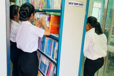Tiết dạy học tại Thư viện trường, học sinh hứng thú với nguồn tài liệu từ sách, báo, tạp chí